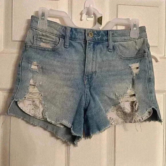 Size 3 Hollister jean shorts-w26 - Picture 1 of 2